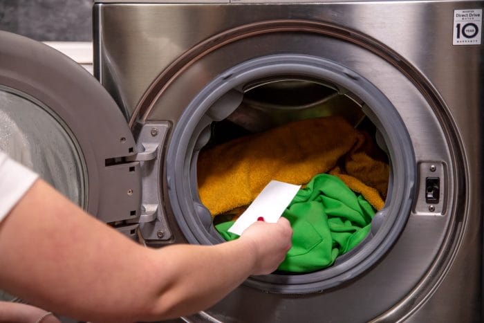 Wasstrips toevoegen aan de wasmachine trommel